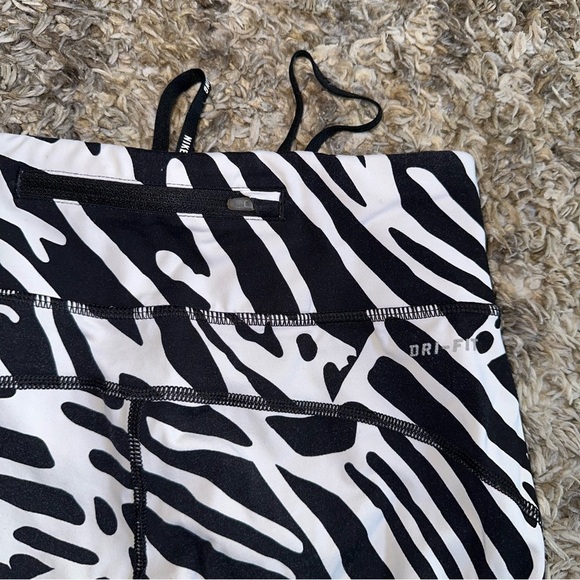 Nike Dri Fit Ladied XS Zebra Activewear 20” Capri Leggings w/ Mesh - Picture 5 of 8